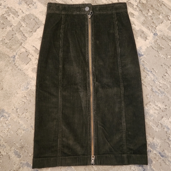 Aritzia Wilfred Free Green Corduroy Pencil Skirt Front Zip Size 2 - Picture 4 of 15